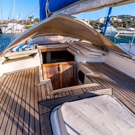 Voilier De 12m A Quai Port Canto Botel Cannes