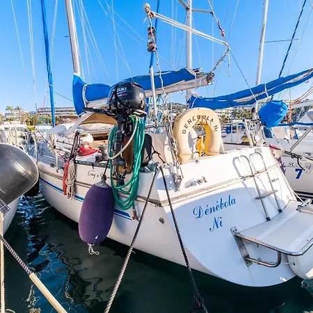 Voilier De 12m A Quai Port Canto * Cannes