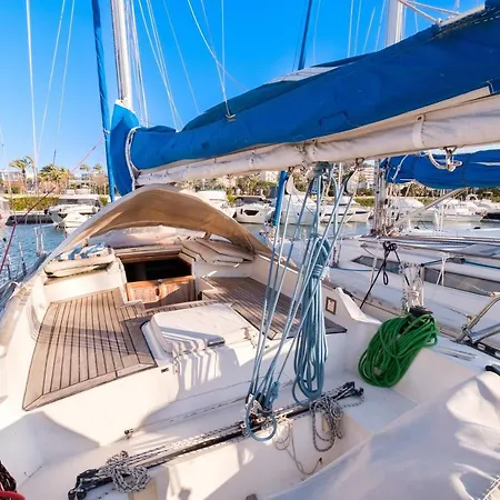 Voilier De 12m A Quai Port Canto Cannes