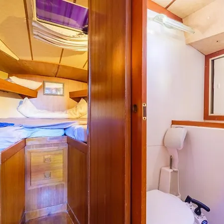 Botel Voilier De 12M A Cannes *
