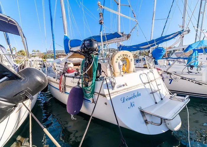 Voilier De 12m A Quai Port Canto * كان