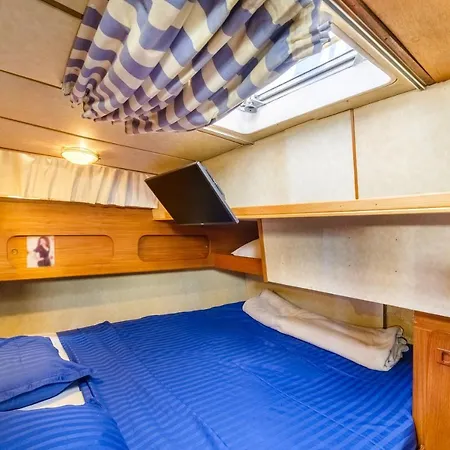 Voilier De 12m à Quai Port Canto Bateau-hôtel Cannes