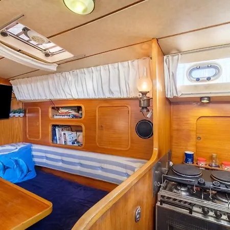 Bateau-hôtel Voilier De 12m à Quai Port Canto